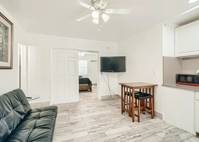 Sii 1 Bedroom Tropical Gem!